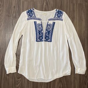 ST. TROPEZ WEST Flowy blouse with blue embroidered